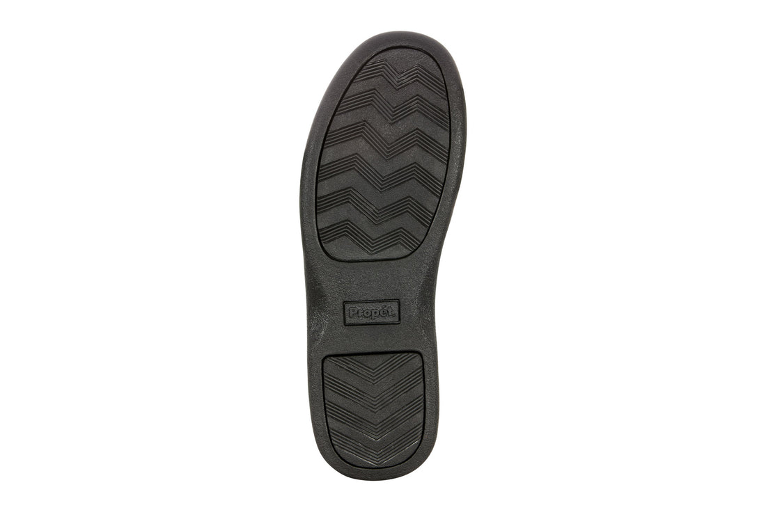 Shoe with black rubber sole, zigzag tread, cushioned footbed; Propet Cush N Foot logo at center.